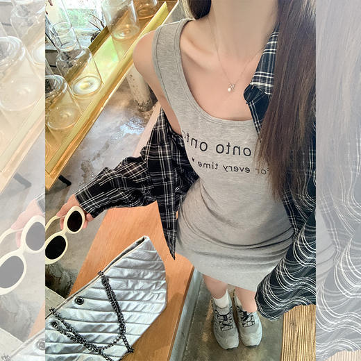 <曾小咸推荐>【首尔小恋曲】灰色短裙+黑格子衬衫 商品图3