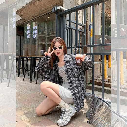 <曾小咸推荐>【首尔小恋曲】灰色短裙+黑格子衬衫 商品图1