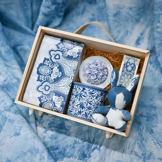 羽诗制造出品 靛蓝万象•青花蜡染兔咖啡杯陶瓷扩香器月饼礼盒套装 商品图4