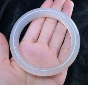 玉美人菲菲HZ/白月光玛瑙宽条手镯 商品图0