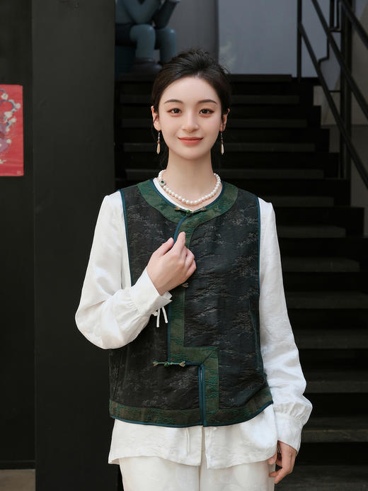 盛唐婧 |真丝香云纱琵琶襟马甲-黑色 商品图0