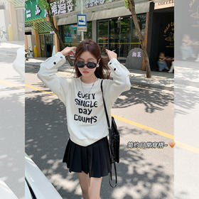 <曾小咸推荐>【好穿不单调】杏色黑色字母卫衣