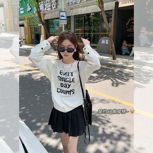 <曾小咸推荐>【好穿不单调】杏色黑色字母卫衣 商品图0