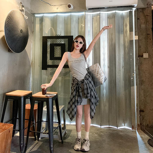 <曾小咸推荐>【首尔小恋曲】灰色短裙+黑格子衬衫 商品图2