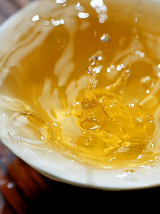 【吉星高照生茶】2022年革登新酒房头春古树原料 封山数年 口感味蕾上的征服！普洱茶生茶礼盒装 357克/饼 拍5发6 商品图10