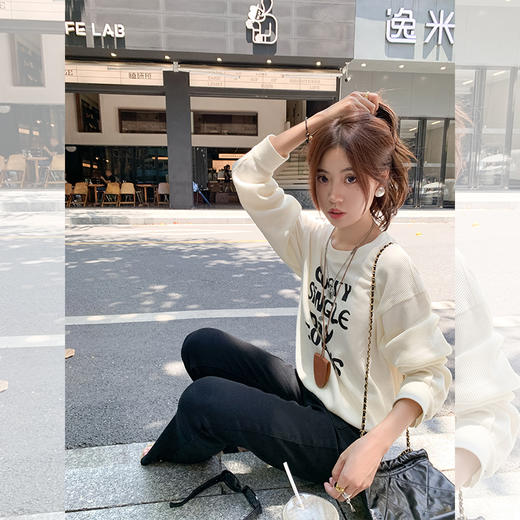 <曾小咸推荐>【好穿不单调】杏色黑色字母卫衣 商品图1