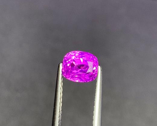 1.53ct 紫蓝宝裸石 商品图3