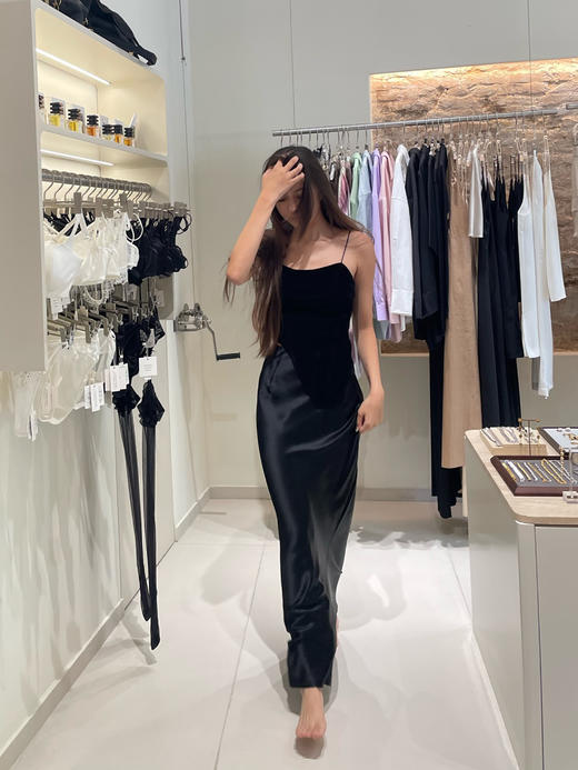 TU｜09-C01SS22-TP03-P03-BK00 黑色丝绒吊带上衣 商品图3