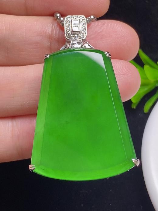 547089 翡翠高冰正阳绿无事牌 大件饱满，通透水润，玉质细腻，翠色鲜艳，18k金奢华钻石镶嵌 裸石尺寸：34.9-25.6-2.8mm约  超值价：77480 商品图1