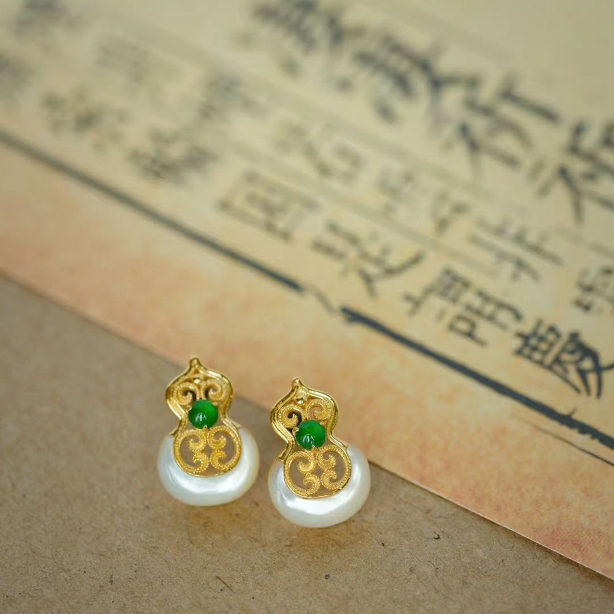 龢盒原创 18k金镶白贝翡翠小葫芦耳钉