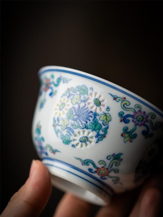 富玉窑  景德镇手工青花斗彩团菊玲珑主人杯盖碗茶具套组 商品图3