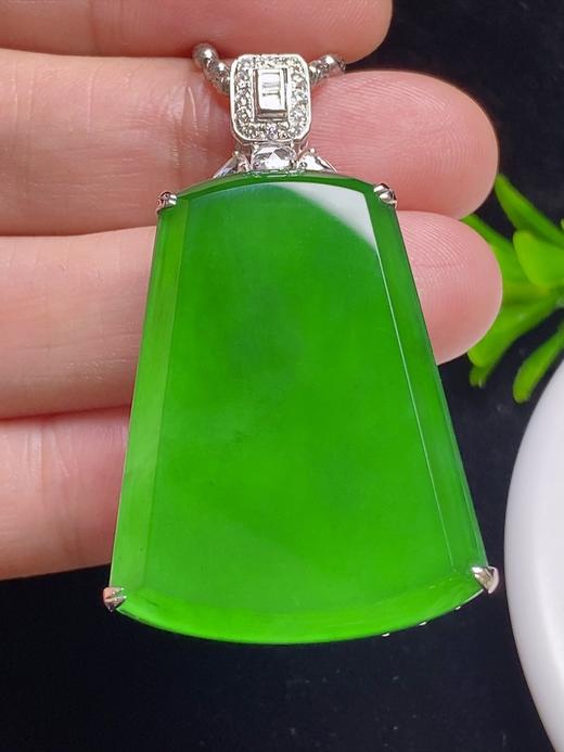 547089 翡翠高冰正阳绿无事牌 大件饱满，通透水润，玉质细腻，翠色鲜艳，18k金奢华钻石镶嵌 裸石尺寸：34.9-25.6-2.8mm约  超值价：77480 商品图0