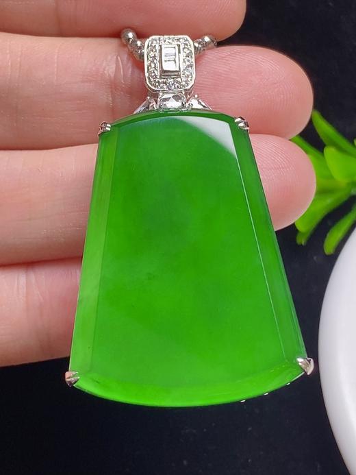 547089 翡翠高冰正阳绿无事牌 大件饱满，通透水润，玉质细腻，翠色鲜艳，18k金奢华钻石镶嵌 裸石尺寸：34.9-25.6-2.8mm约  超值价：77480 商品图2