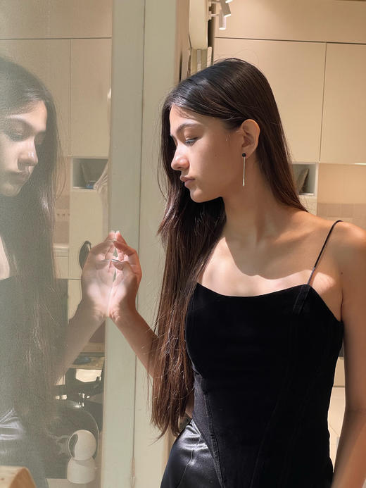 TU｜09-C01SS22-TP03-P03-BK00 黑色丝绒吊带上衣 商品图2