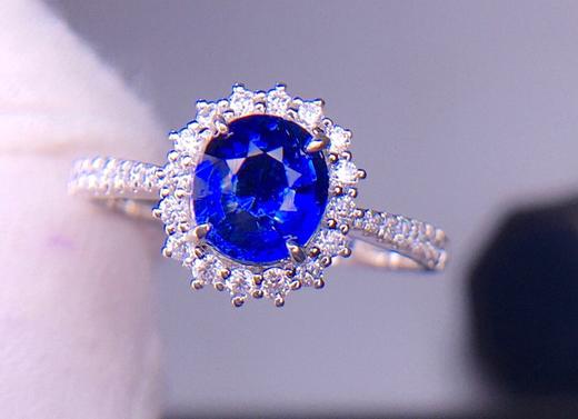 1.05ct 蓝宝石戒指 商品图1