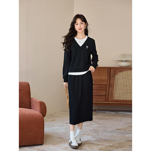 【年终特卖】熙世界休闲套装2025秋季新款时尚减龄撞色套头上衣半身裙两件套 商品图4