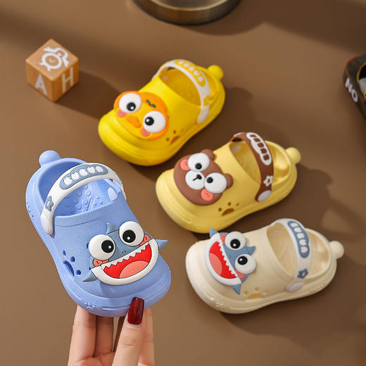 【开启趣味出行之旅！】夏季新款可爱卡通鲨鱼超萌室内外男童洞洞鞋男女童软底儿童拖鞋 商品图2