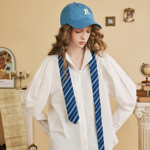 两三事罗马假日2024秋季新款时尚羊腿袖白色衬衫女宽松衬衣 商品图3