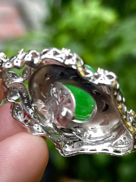547102 翡翠高冰正阳绿貔貅 大件饱满，通透水润，玉质细腻，翠色鲜艳，18k金奢华钻石镶嵌 裸石尺寸：19.8-14-7.3mm约 超值价：21900 商品图4