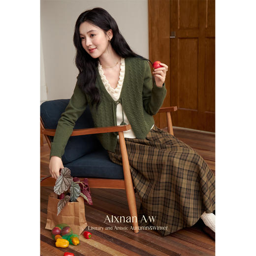 【6折秒杀】鹿向南「加林诗蔓」早秋慵懒风假两件针织衫2024新款V领宽松上衣 商品图1