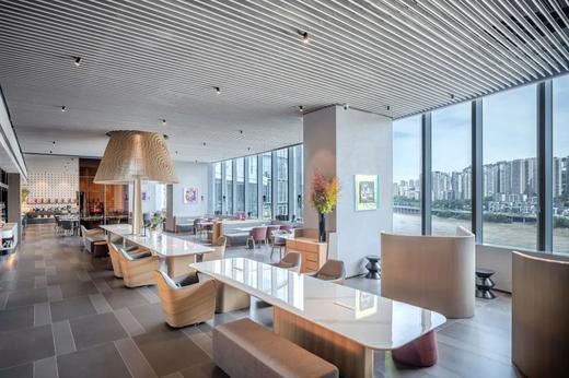 ★周末不加价★ ¥799起/2间夜，入住【重庆陆海国际Pagoda君亭设计酒店】享山景豪华房，特色山城晚市小食！另有江景豪华房套餐可选~有效期至2025年12月31日 商品图2