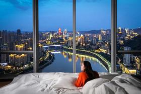 ★周末不加价★ ¥799起/2间夜，入住【重庆陆海国际Pagoda君亭设计酒店】享山景豪华房，特色山城晚市小食！另有江景豪华房套餐可选~有效期至2025年12月31日