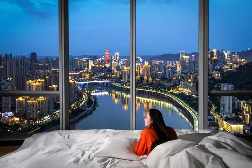 ★周末不加价★ ¥799起/2间夜，入住【重庆陆海国际Pagoda君亭设计酒店】享山景豪华房，特色山城晚市小食！另有江景豪华房套餐可选~有效期至2025年12月31日 商品图0