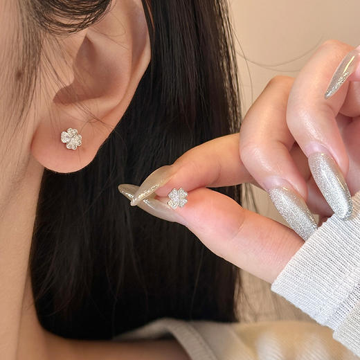 卡蒂罗/KADER 爱心四叶草耳钉 经典爱心造型幸运四叶草闪耀设计耳饰 恋爱告白闪钻养耳洞银饰 925银 送女生礼物 商品图3