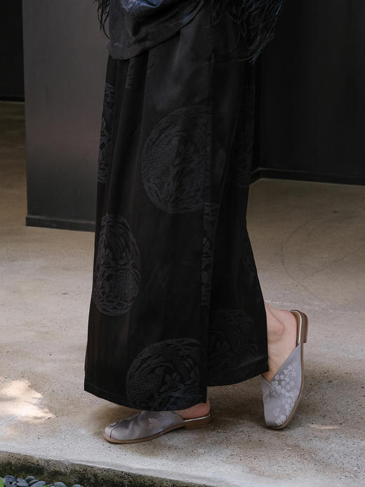 盛唐婧 |如意团花半身裙-黑色 商品图1