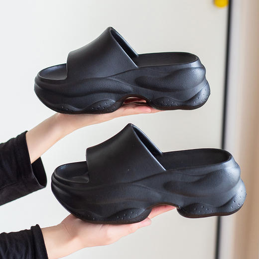 【时尚百搭松糕底拖鞋】新款松糕底拖鞋女夏外穿厚底，超强抓地力 #45°止滑，EVA家用时尚超软踩屎感凉拖鞋女QQ 商品图0
