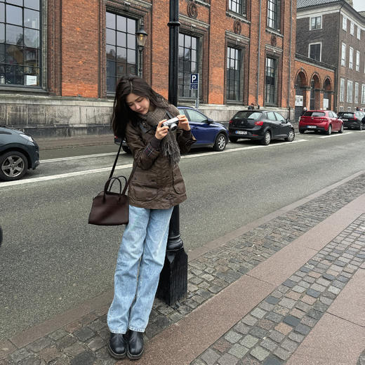 ROMI STUDIO“率性简约”进口油蜡感牛皮拼混种羊皮中筒靴 447D4040 商品图3