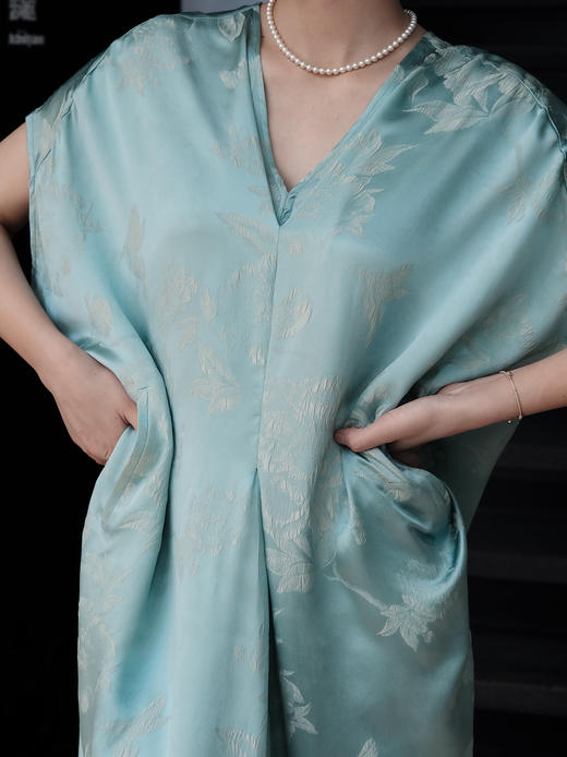 瑕疵|盛唐牡丹 |冠乐绉水蓝芙蓉花V领长裙(配腰带 )[特价品]](特殊商品不退不换) 商品图2