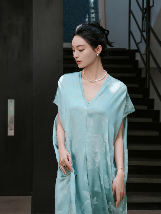 瑕疵|盛唐牡丹 |冠乐绉水蓝芙蓉花V领长裙(配腰带 )[特价品]](特殊商品不退不换) 商品图5