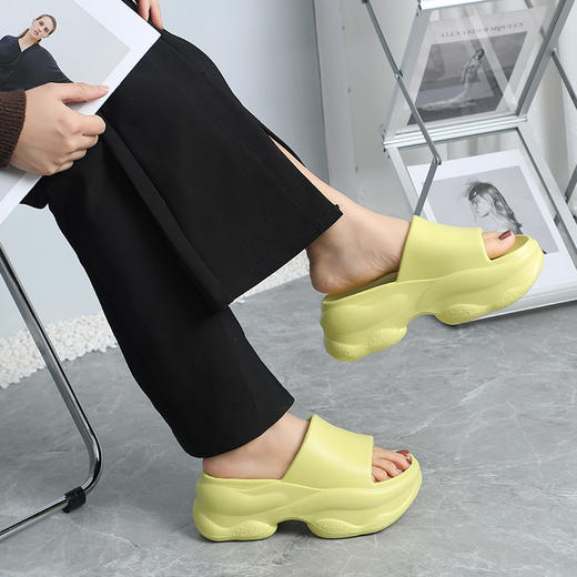 【时尚百搭松糕底拖鞋】新款松糕底拖鞋女夏外穿厚底，超强抓地力 #45°止滑，EVA家用时尚超软踩屎感凉拖鞋女QQ 商品图1