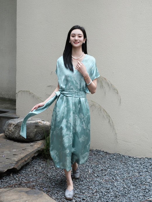 瑕疵|盛唐牡丹 |冠乐绉水蓝芙蓉花V领长裙(配腰带 )[特价品]](特殊商品不退不换) 商品图6