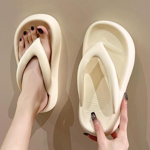 【 穿出大长腿，凉拖界的新宠儿】踩屎感人字拖鞋女款2025新款，凹陷鞋床护趾行走，显瘦适合各种脚型，时尚网红ins厚底防滑沙滩拖鞋女外穿QQ 商品图6