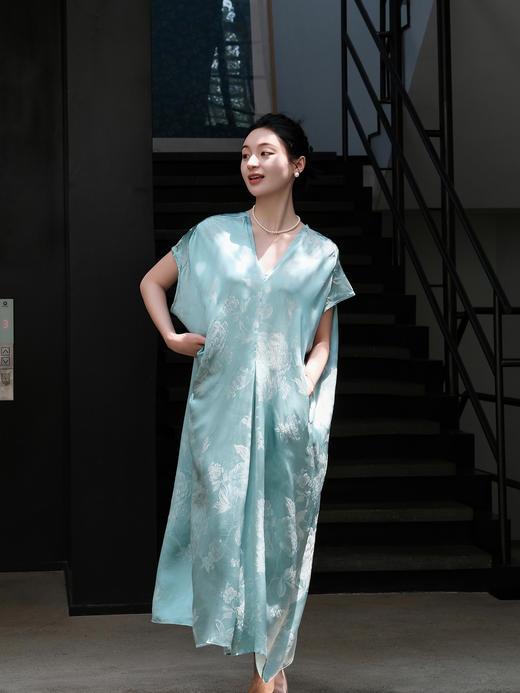 瑕疵|盛唐牡丹 |冠乐绉水蓝芙蓉花V领长裙(配腰带 )[特价品]](特殊商品不退不换) 商品图1