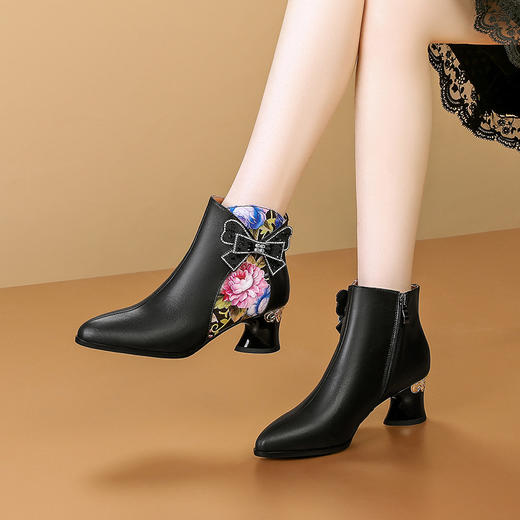 OLD2449 复古民族款尖头高跟女靴子春秋单靴女短靴中国风花朵鞋粗跟时装靴 商品图2