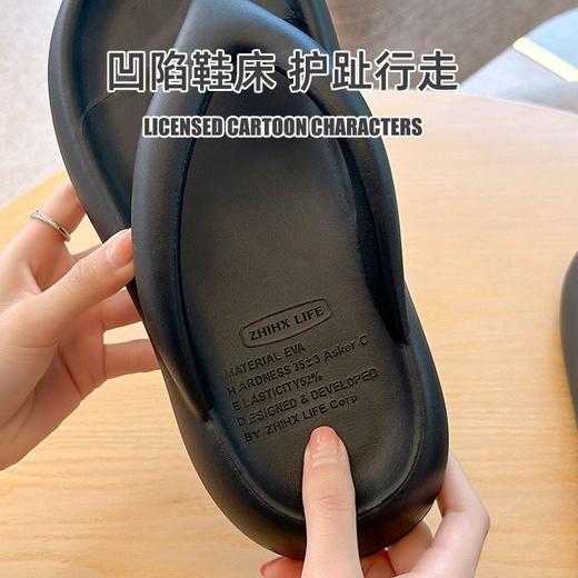 【 穿出大长腿，凉拖界的新宠儿】踩屎感人字拖鞋女款2025新款，凹陷鞋床护趾行走，显瘦适合各种脚型，时尚网红ins厚底防滑沙滩拖鞋女外穿QQ 商品图3