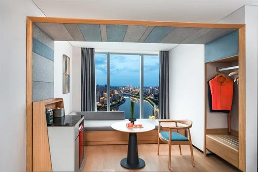 ★周末不加价★ ¥799起/2间夜，入住【重庆陆海国际Pagoda君亭设计酒店】享山景豪华房，特色山城晚市小食！另有江景豪华房套餐可选~有效期至2025年12月31日 商品图3