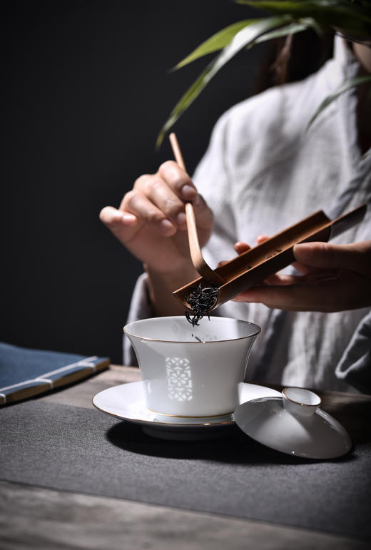 富玉  景德镇玲珑描金窗花三才盖碗 商品图1