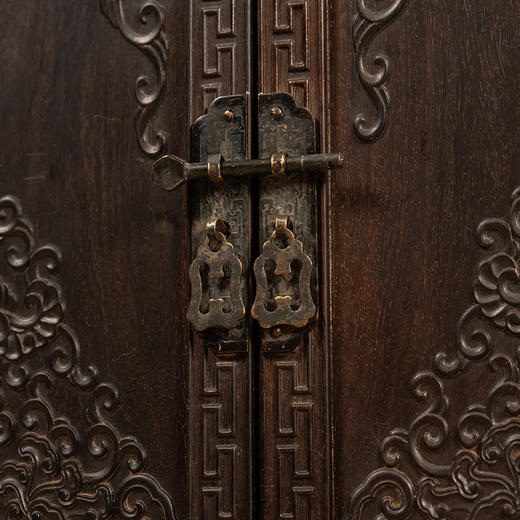 二十世纪 紫檀浮雕缠枝花卉纹盝顶扇柜（一对） 商品图2