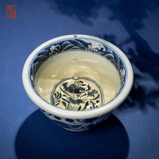 寒香慕古明青花鱼藻纹压手杯 商品图1