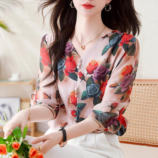 KQL-E324N9022夏季新款琉璃双绉丝设计V领时尚印花洋气显瘦短袖上衣女 商品图0