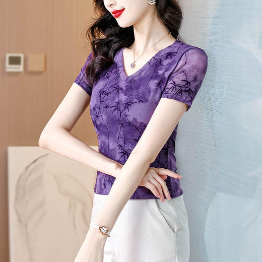 KQL-E249N9531夏季新款网纱印花植绒T恤时尚修身显瘦短袖V领打底衫 商品图2