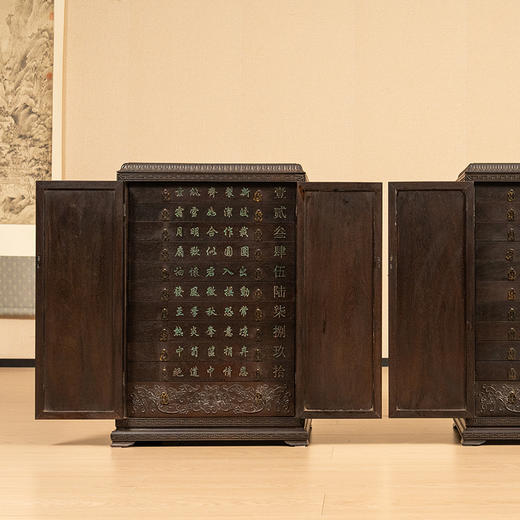 二十世纪 紫檀浮雕缠枝花卉纹盝顶扇柜（一对） 商品图3