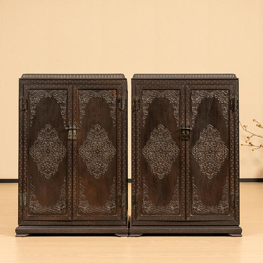 二十世纪 紫檀浮雕缠枝花卉纹盝顶扇柜（一对） 商品图0