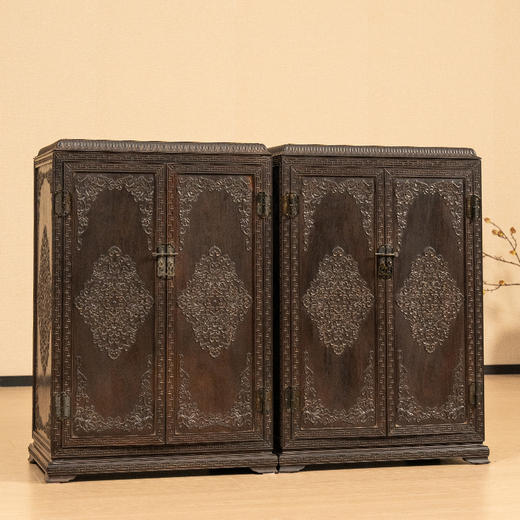 二十世纪 紫檀浮雕缠枝花卉纹盝顶扇柜（一对） 商品图4