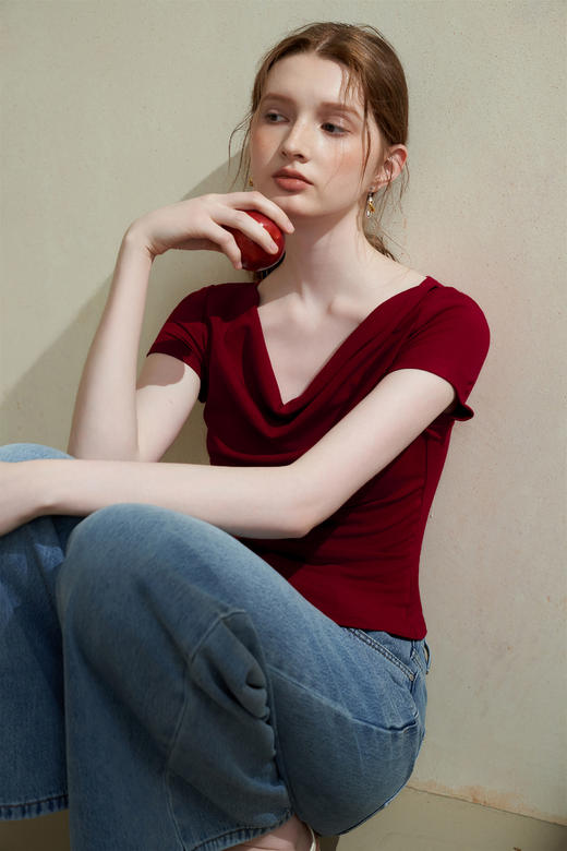 【限时折扣】慵懒感基础款短袖T恤女通勤风荡领一字肩两穿上衣V0050554 商品图7