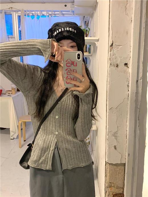 【纯欲风V领坑条长袖针织开衫】秋季新款薄款修身显瘦打底衫 时尚百搭 轻松驾驭秋季穿搭 商品图3